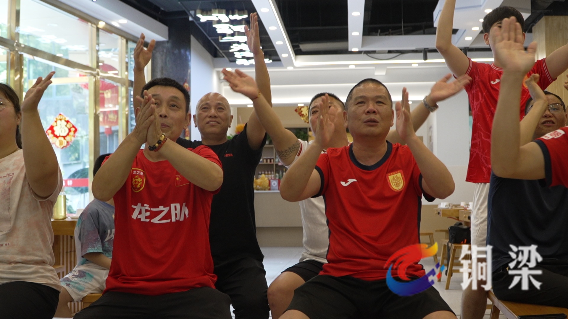 【现场气氛火爆】球迷疯狂助威点燃比赛激情的简单介绍