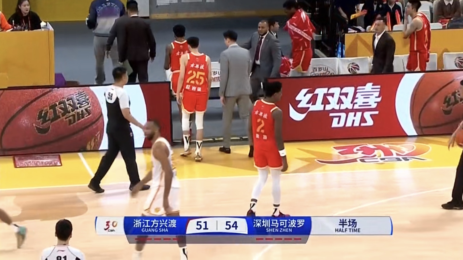 包含半场焦点：54-51，北京队稍占优势，比赛激烈进展中！的词条